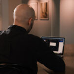Konsult vid en laptop